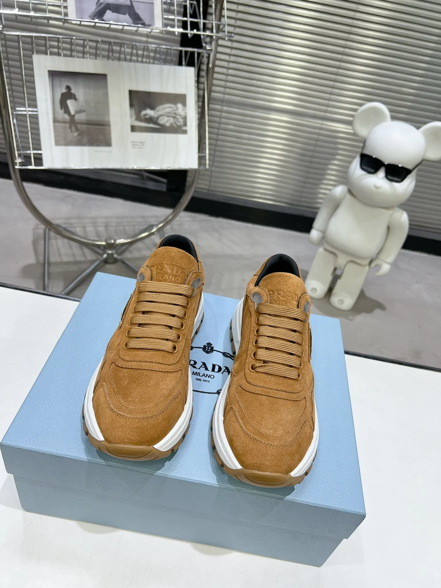👟👟Ex-factory price 580👟👟 PRADA ²⁰²4 𝐬𝐬Prada’s new product comes with strength! ❣️Many Internet celebrities have the same style, fashionable and versatile nice items, original shoes are developed and purchased from Italian counters, and are reproduced 1:1 according to the original taste. This year’s theme is not to be defined, embodying texture through simplicity💛From thick-soled sneakers to zigzag short boots to 2024 flat shoes, everything reveals a sure-fire momentum...combining gentleness and handsomeness, the finishing touch for women❤️ The top-grade open-edge beaded cowhide with imported cowhide triangle logo is consistent with the original version, the wear-resistant and ultra-light two-color outsole, and the sheepskin lining are breathable and comfortable. ⚛Size: Women's 34-40 ⚛Size: Men's 39-45 Original packaging accessories. ⚛